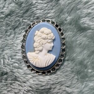 VTG Cameo Broach Pin Woman on Blue Background Set in Silver Tone Frame